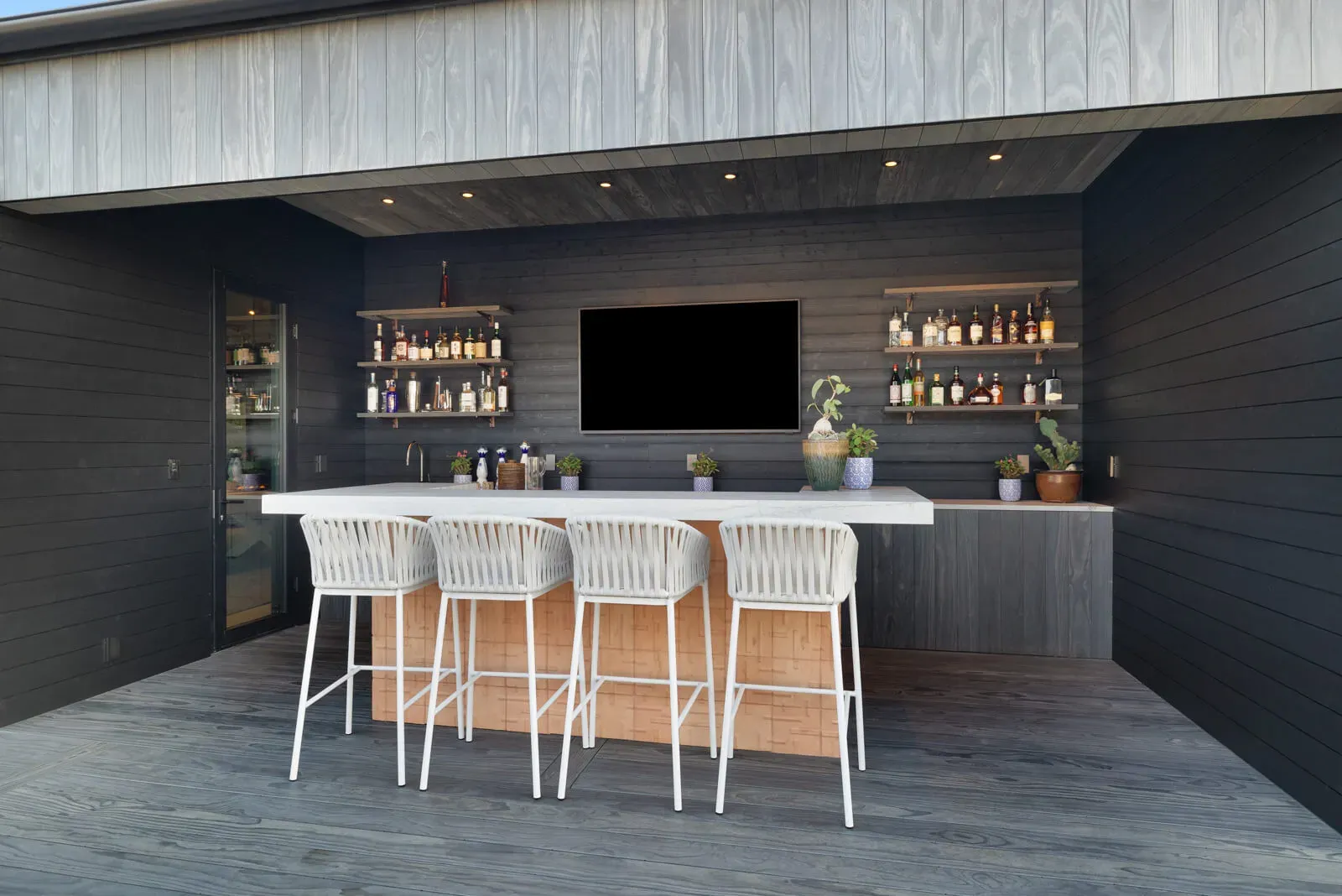 Outdoor bar and lounge with modern design in Austin, TX