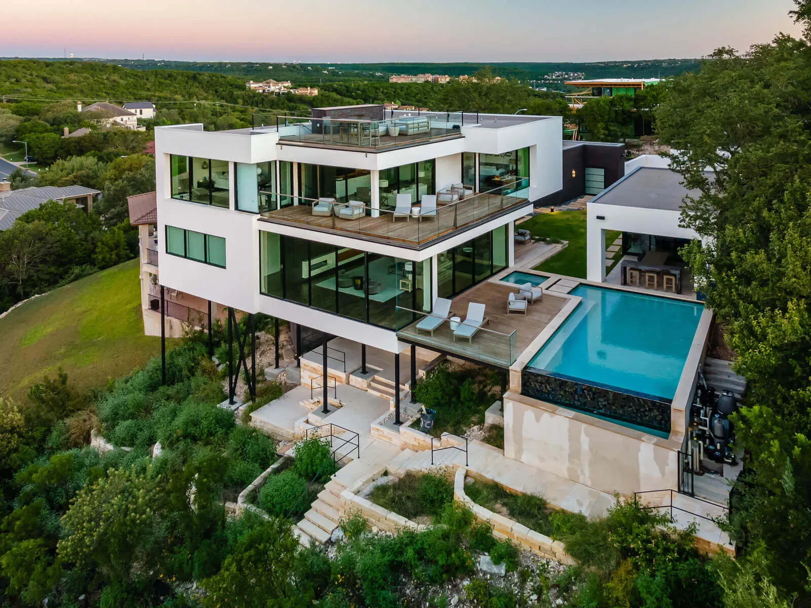 Small lot custom home Austin with maximized natural light and infinity pool